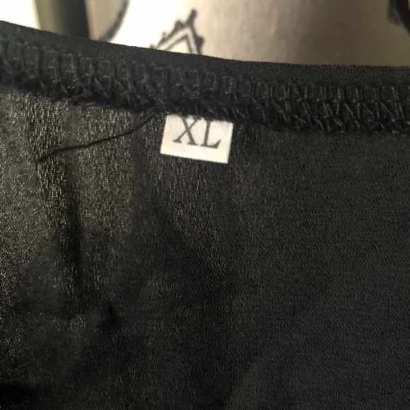 Short black romper with tie front and lace sleeves - Picture 2 of 2